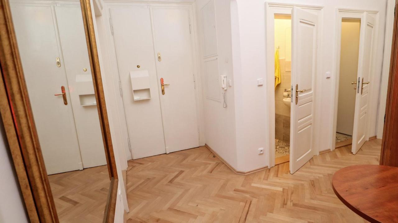 Room & Parking Assistance Praga Exterior foto