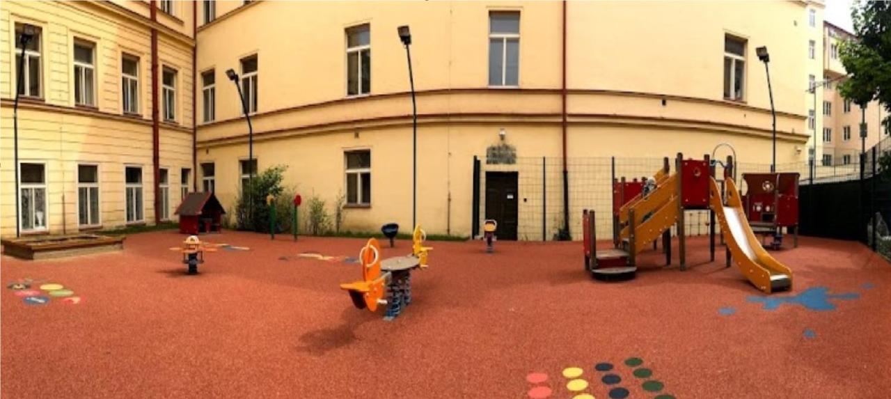 Room & Parking Assistance Praga Exterior foto