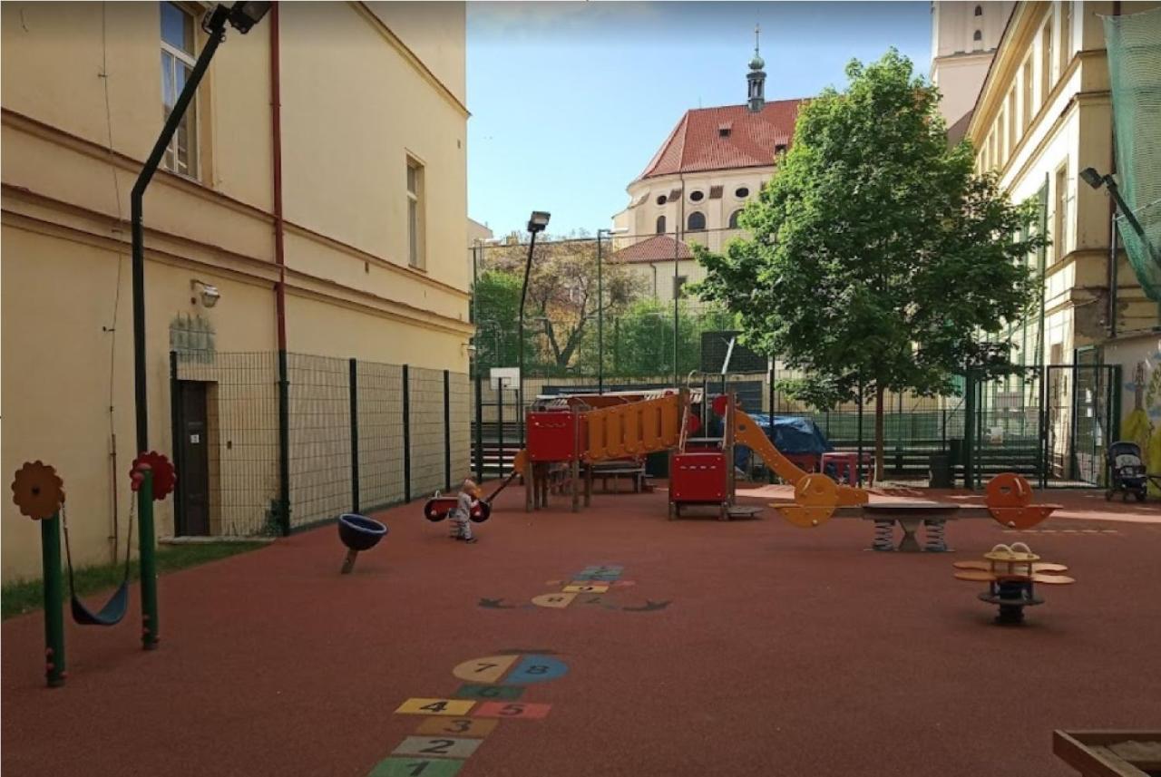 Room & Parking Assistance Praga Exterior foto
