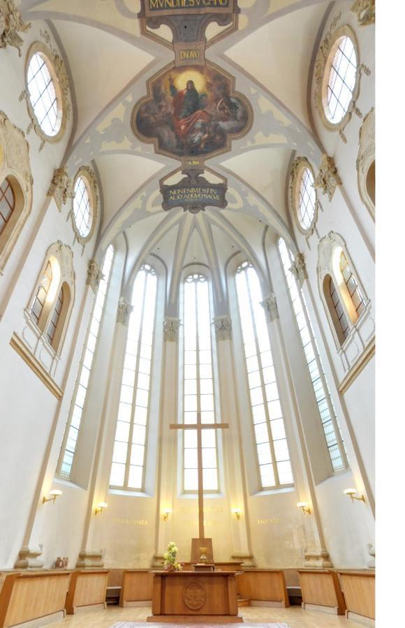 Room & Parking Assistance Praga Exterior foto