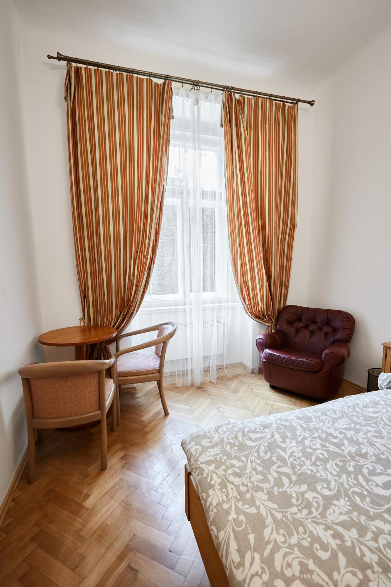 Room & Parking Assistance Praga Exterior foto