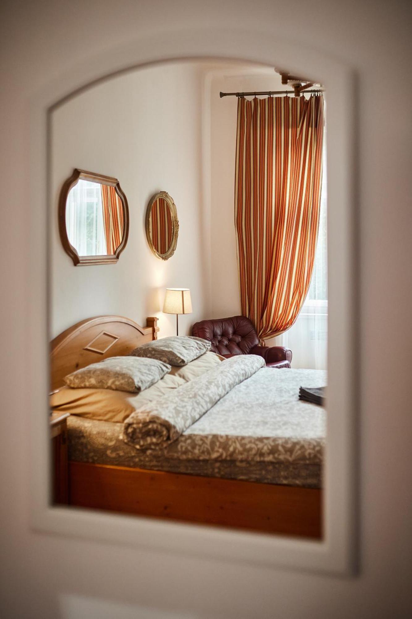 Room & Parking Assistance Praga Exterior foto