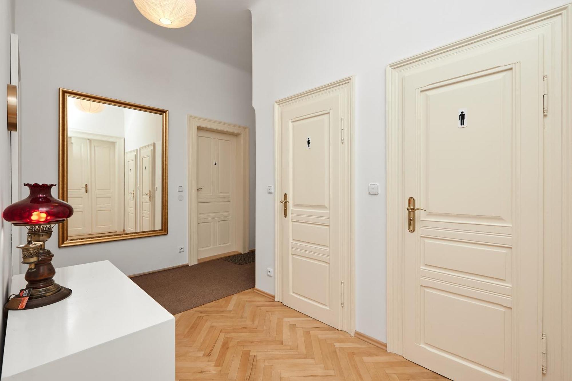 Room & Parking Assistance Praga Exterior foto